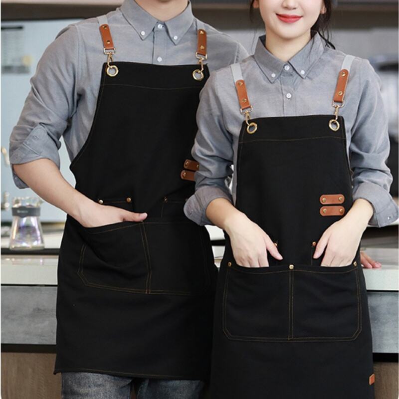 Effizientes Saubermachen mit Kehrschaufel und Besen in der Hand