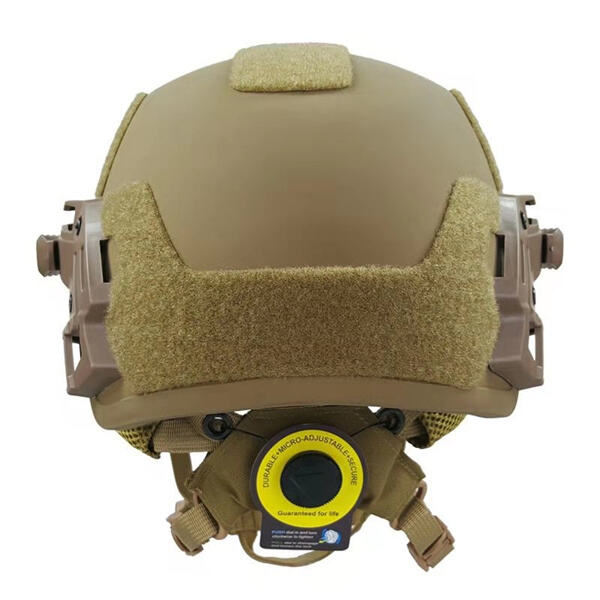 調節可能なストラップとパッドにより、IIIAヘルメットは使用者にぴったりとフィットするように調整できます。