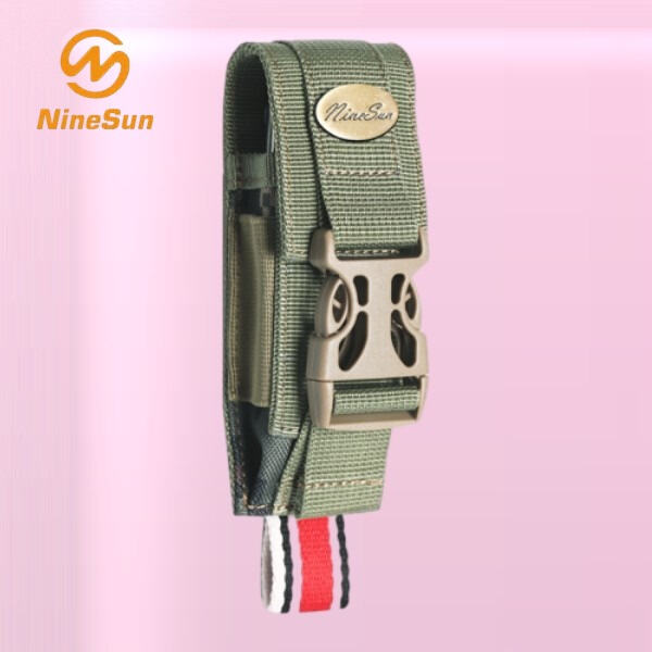 Stay organized with a dedicated pouch for your flashligh