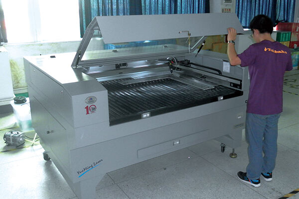 Laserski gravurni stroj