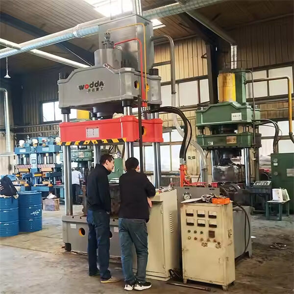 Accelerarea calității producției cu o mașină presă pentru modelare