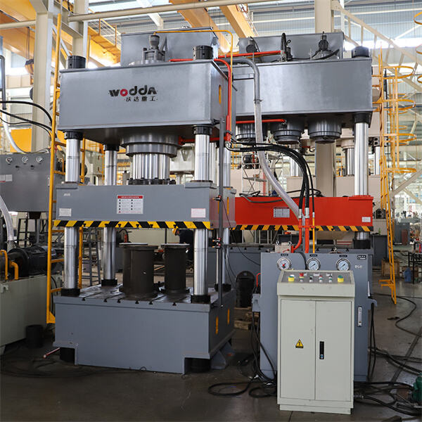 Das Innere der 500-Ton-Pressmaschine