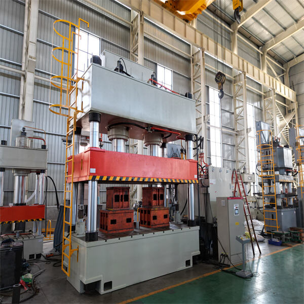 Machine de presse puissante pour une fabrication accélérée de réservoirs d'eau en acier