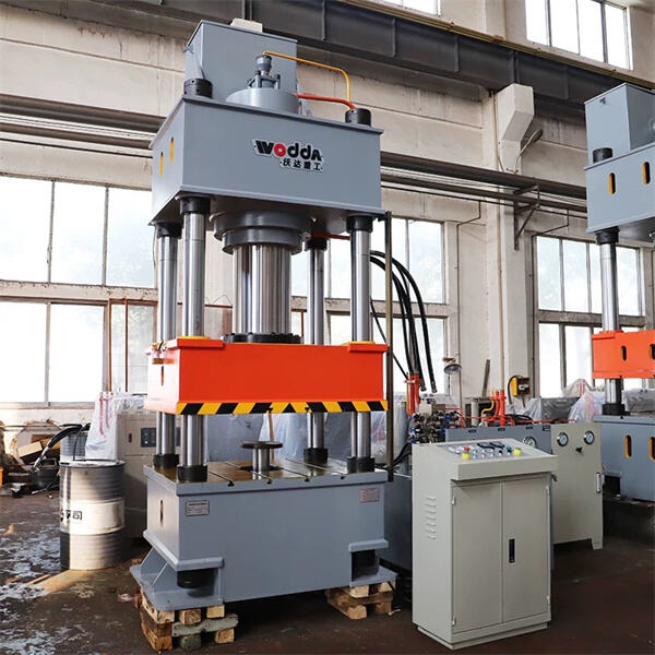 Obtenez une Qualité et une Performance Inégalées avec la Presse Hydraulique à Quatre Colonnes