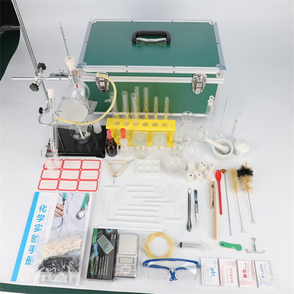 Create exciting reactions with our easy-to-use chemical experiment kit