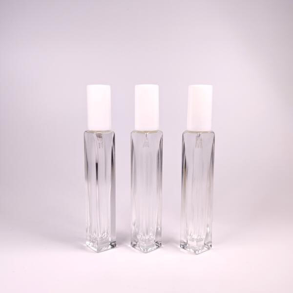 Erakutsi zure gaztaino gogokoak estilozko botila garbiekin