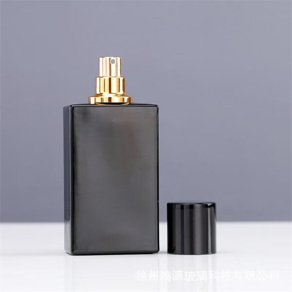 Le séduisant flacon de parfum noir