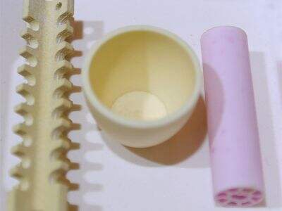 An Difríocht idir Ceirmeacha Tráidisiúnta agus Ceirmeacha Teicniúla