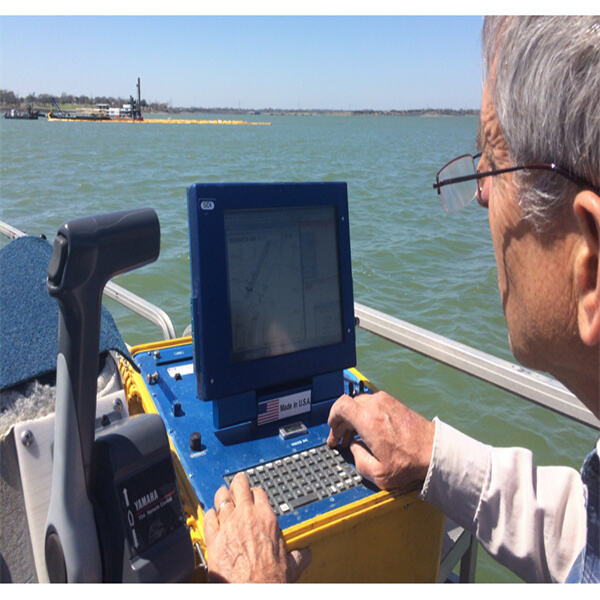 Usando detectores de peces con sonar de barrido lateral para buscar buques hundidos y artefactos perdidos.