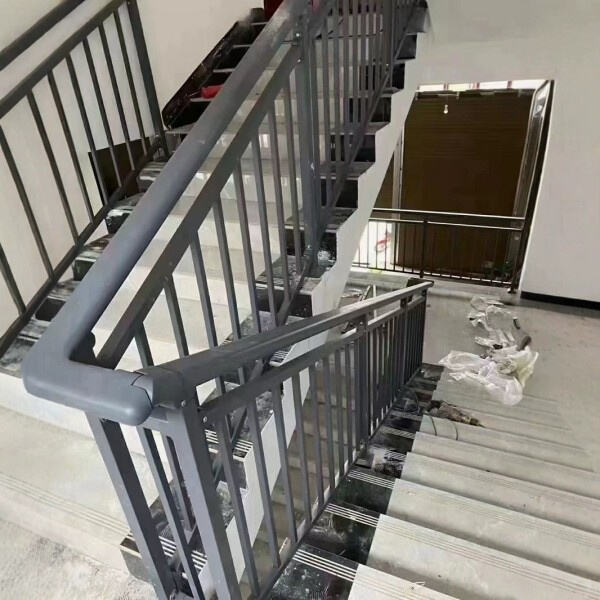 העלאה את בטיחות הבית שלך עם גדרות מדרגות מאלומיניום