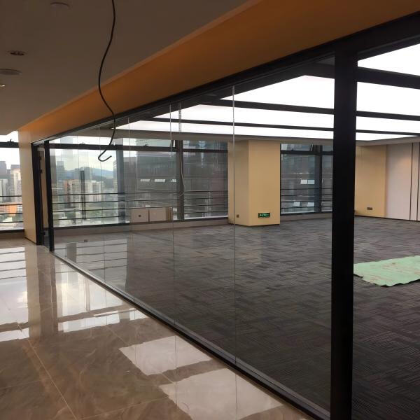 Streamlining office layout with sleek glass office dividers