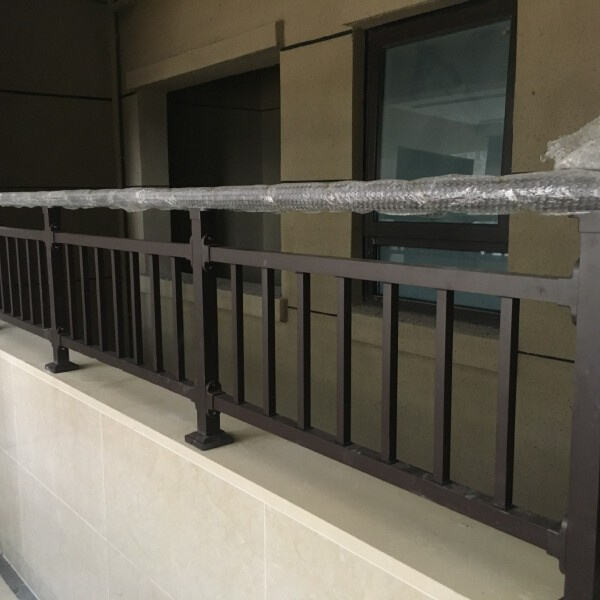 Cipta Kawasan Hidup Luar yang Selamat dan Bergaya dengan Penjaga Balcon Aluminium