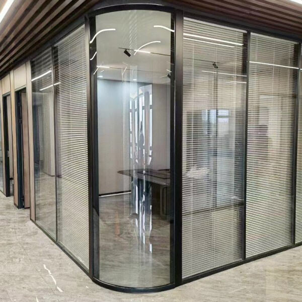 Mövcud ofis düzənləmənizi redaktə edilə bilən alüminium şüşə bölmələrlə dəyişdirin.