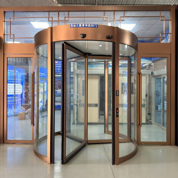 La comodità delle porte girevoli automatiche in ambienti affollati.