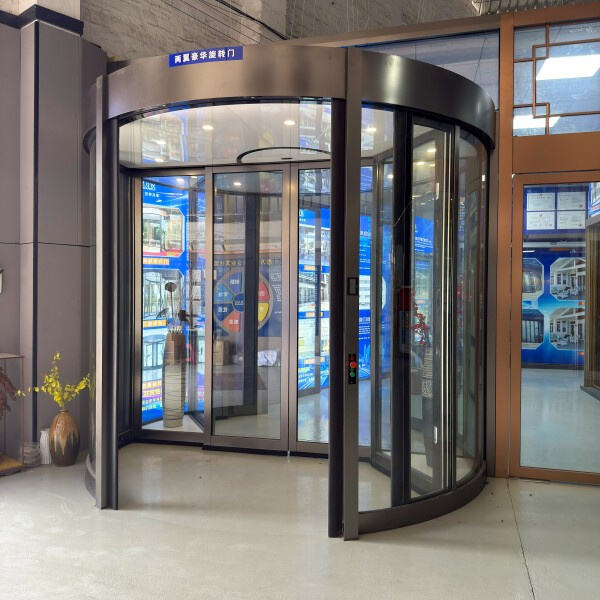 Opzioni di design per porte girevoli automatiche adatte a qualsiasi estetica edilizia.
