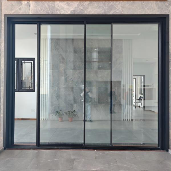 Halten Sie Ihr Zuhause gut gedämmt mit dem energieeffizienten Design von Schiebetüren mit Aluminiumrahmen.