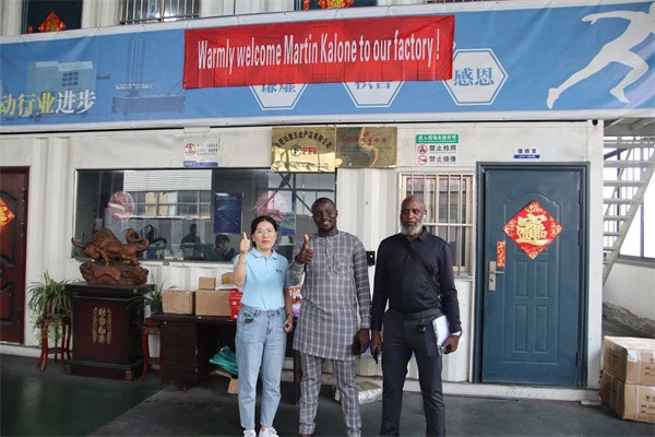 Srdačno dobrodošli. Afrički kupac posjeti našu tvornicu strojeva za izradu noktiju!