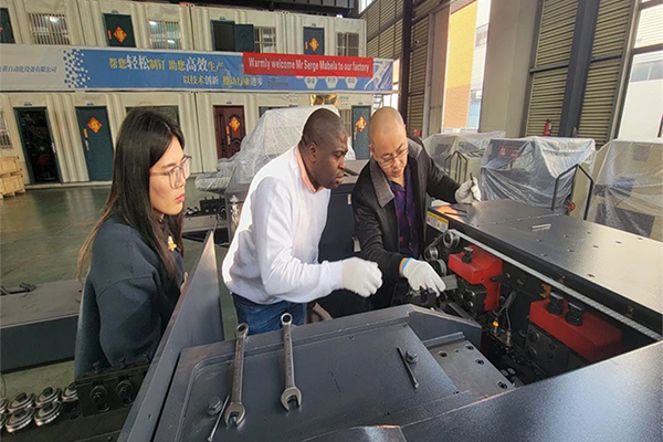 Un ancien client d'Afican vient dans notre usine de machines de fabrication de clous à grande vitesse