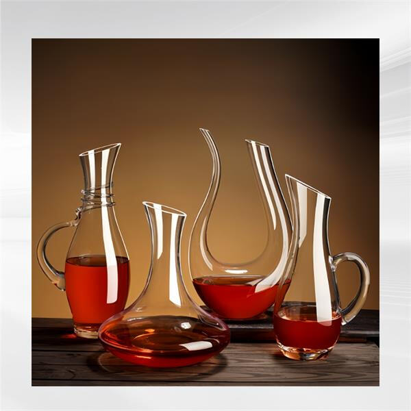 Add a touch of luxury to your home bar with customised decanter and glasses