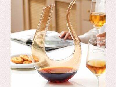 The significance of glass in everyday life: food containers, perfume bottles and straws