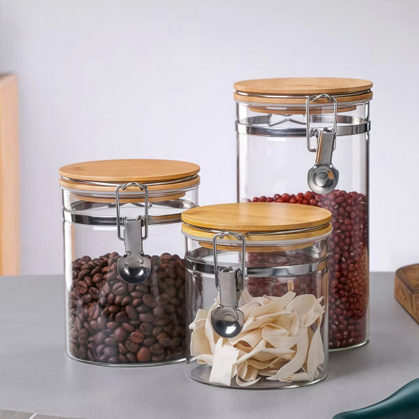 Preserve your jams and jellies in a glass jar with clamp lid