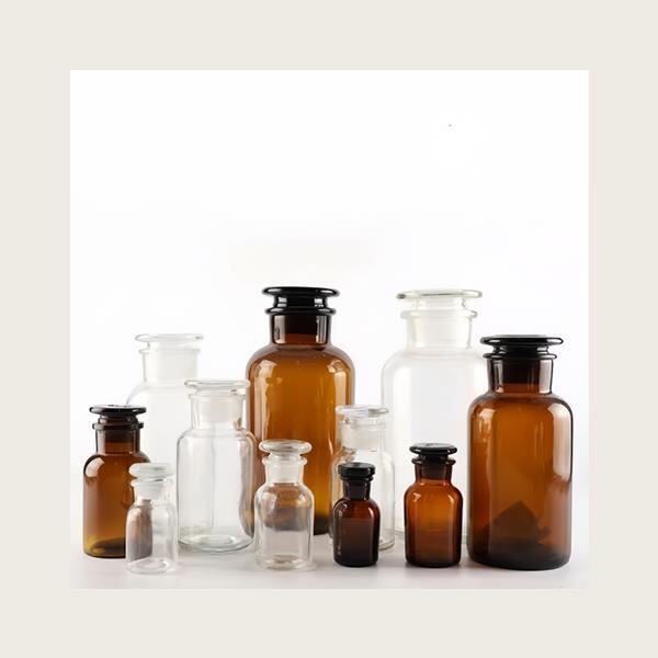 The art of sealing bottles with cork stoppers