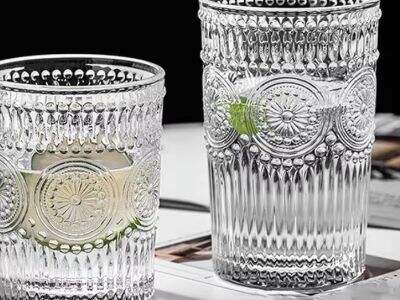 वाइन गिलास को घुमाएँ और 