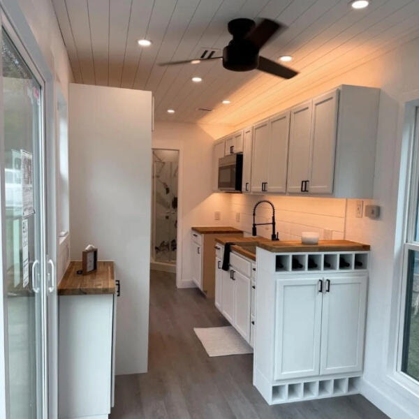 Adopter les lignes élégantes et stylées de la vie en conteneur pour un mode de vie contemporain.