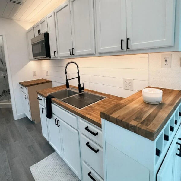 Explorer la liberté et l'autonomie de vivre dans une maison en conteneur hors réseau.