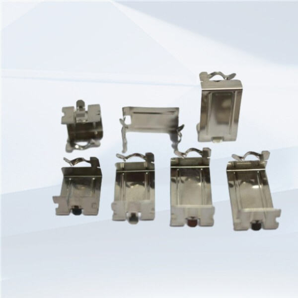 أنشئ البيئة المثالية لشتلاتك باستخدام إطار زجاجي معدني للحديقة