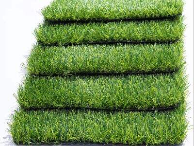 Cara Memasang Rumput Sintetis untuk Taman Bermain Anjing Anda di Halaman Belakang