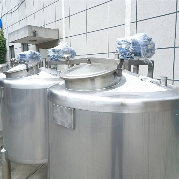 Versatile and easy to clean stainless steel mixing tanks