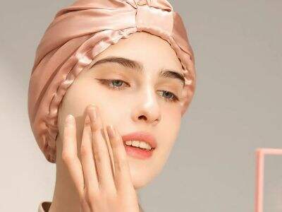 How Exfoliating Gloves, Sleeping Masks, and Pillowcases Affect Your Facial Skin