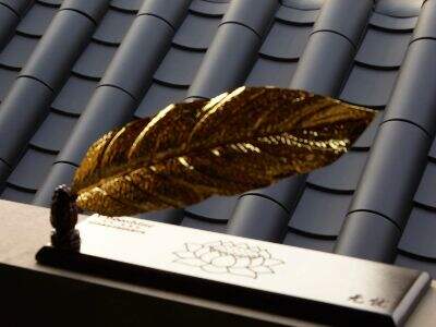 What are the key differences between a structural and a decorative metal sculpture