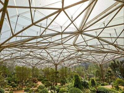 Seismic design strategies for a heavy industrial metal structure