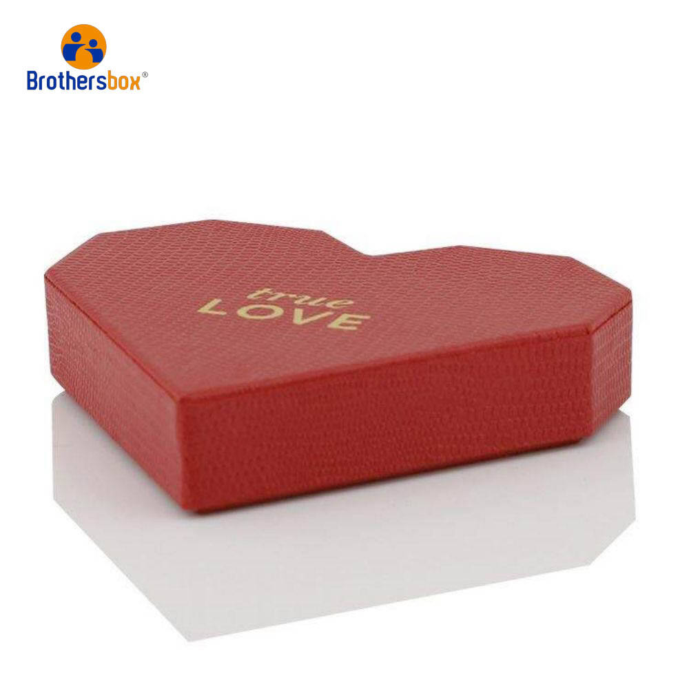 Празна шоколадова кутия във формата на сърце