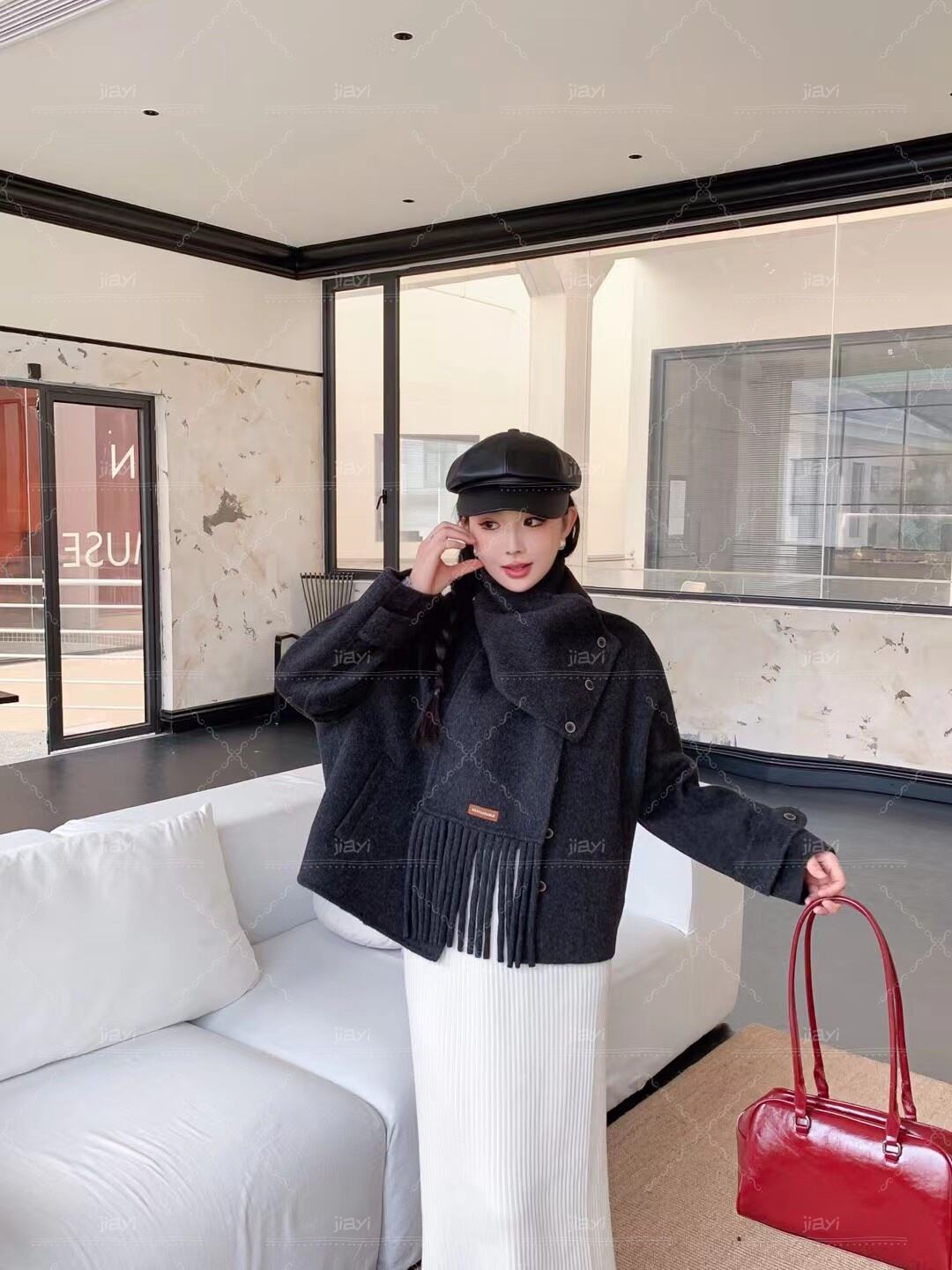 Luxurious Handcrafted Women's Double-Sided Wool Coat Custom-Made Winter Jacket Single-Button Design Fur Scarf manufacture