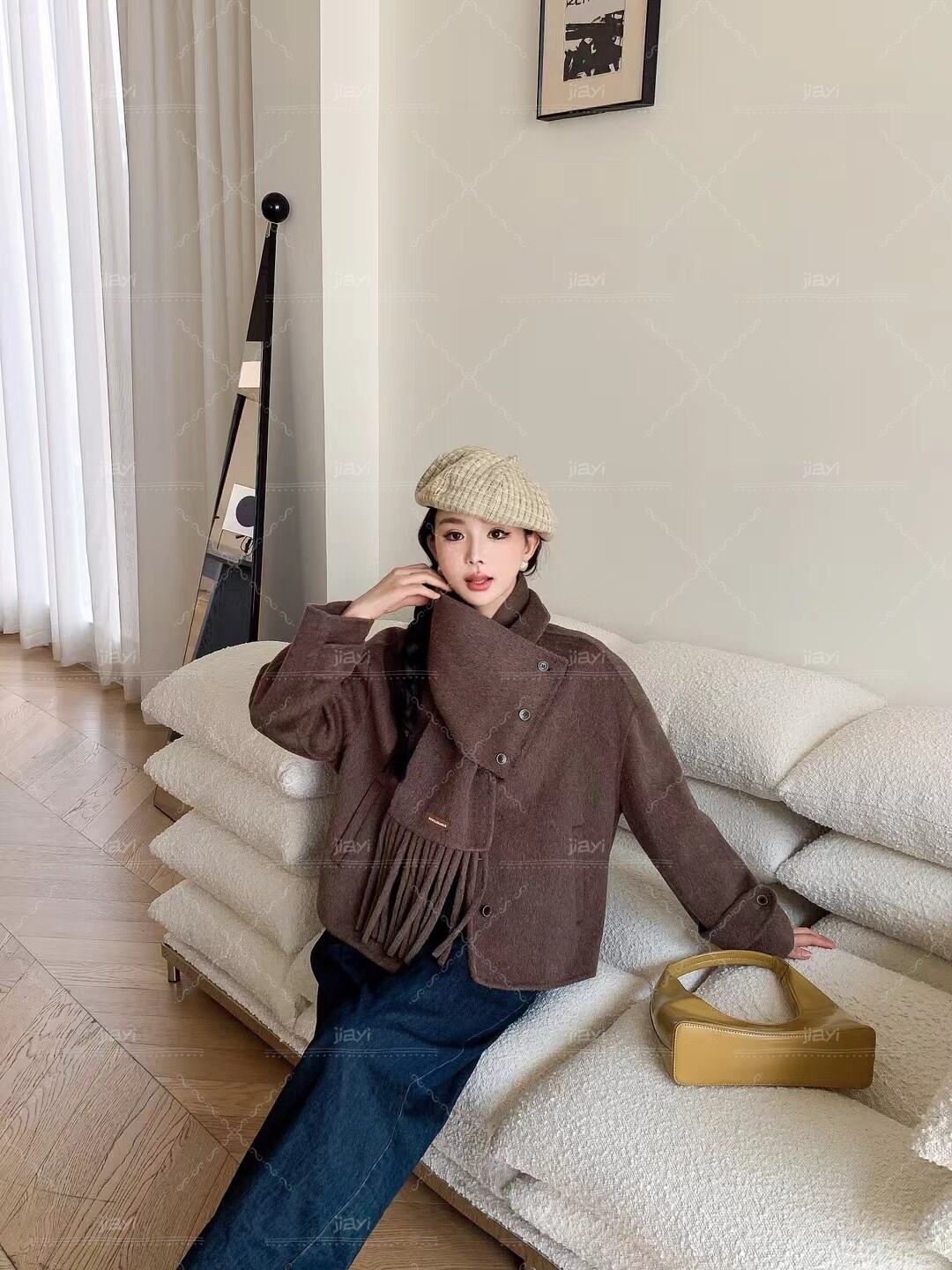 Luxurious Handcrafted Women's Double-Sided Wool Coat Custom-Made Winter Jacket Single-Button Design Fur Scarf manufacture