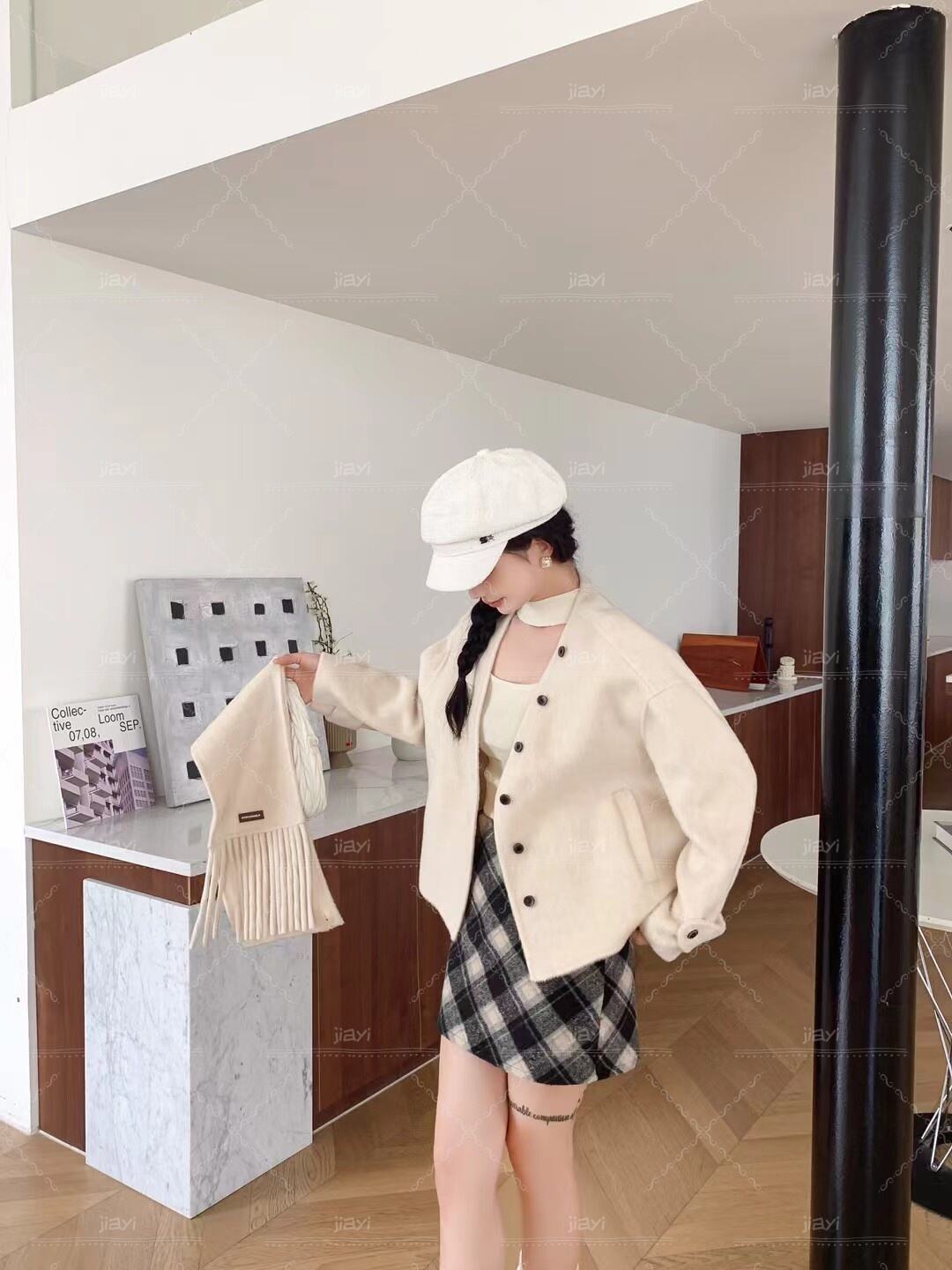 Luxurious Handcrafted Women's Double-Sided Wool Coat Custom-Made Winter Jacket Single-Button Design Fur Scarf details