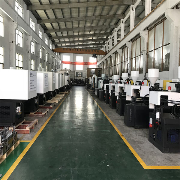 Explorando las capacidades de las máquinas de moldeo por inyección grandes en la industria.