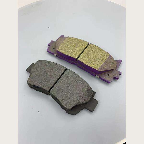 Plaquettes de frein céramiques semi-métalliques conçues pour une efficacité maximale