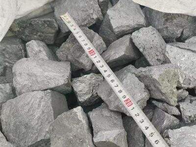 What are the benefits of adding flux to low-carbon ferrochrome?