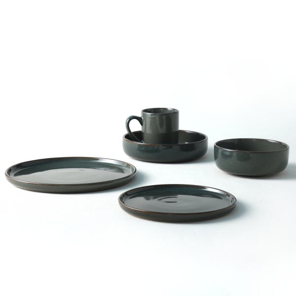 Upgrade your dinner parties with a stylish and versatile stoneware dinner set.