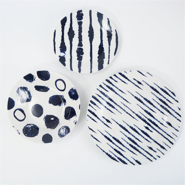 Entertain guests in style with this set of six ceramic dinner plates