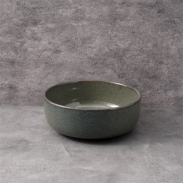 Podawaj parzące makaron w solidnym ceramicznym talerzu.