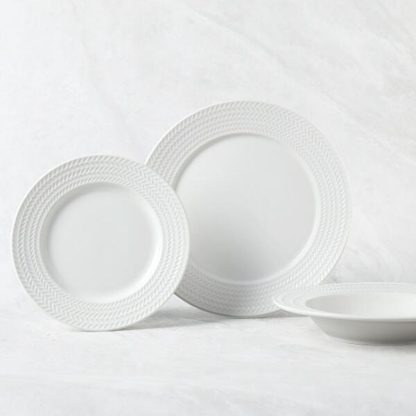 Serve up your favorite meals in style with a matching dinner plate se