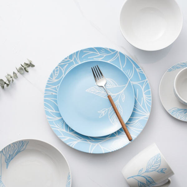 Versatile stoneware serving plates for appetizers, main courses, and desserts