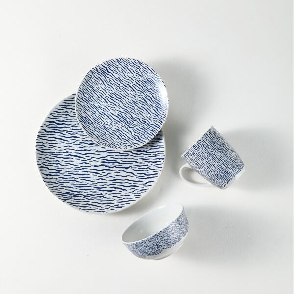 Upgrade your kitchen essentials with our handcrafted stoneware dinnerware sets.