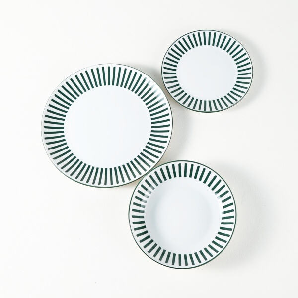 Create a Cozy and Inviting Table Setting with Beautiful Stoneware Pieces