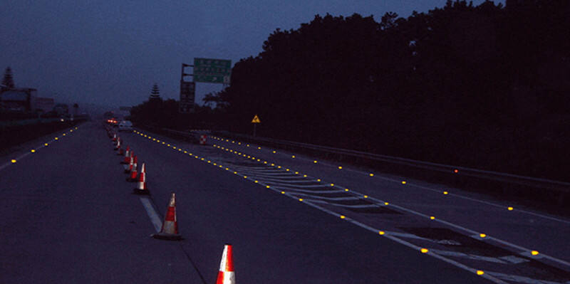Plastic Cat Eye Road Stud Reflective Markers Raised Pavement Marker Road Stud supplier